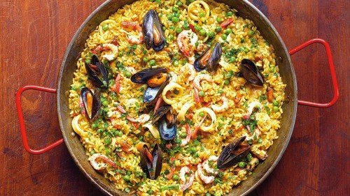 España es conocida por su variada y deliciosa gastronomía, con especialidades regionales que van desde la paella de marisco de Valencia a los pintxos vascos de San Sebastián.